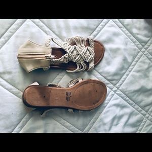 Women’s sandal off white size 8